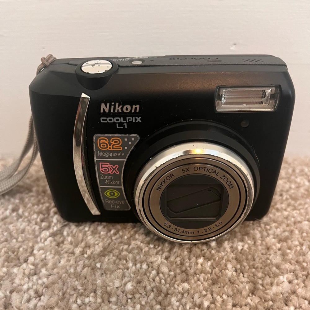 Nikon COOLPIX L1 digital camera [SD card included]